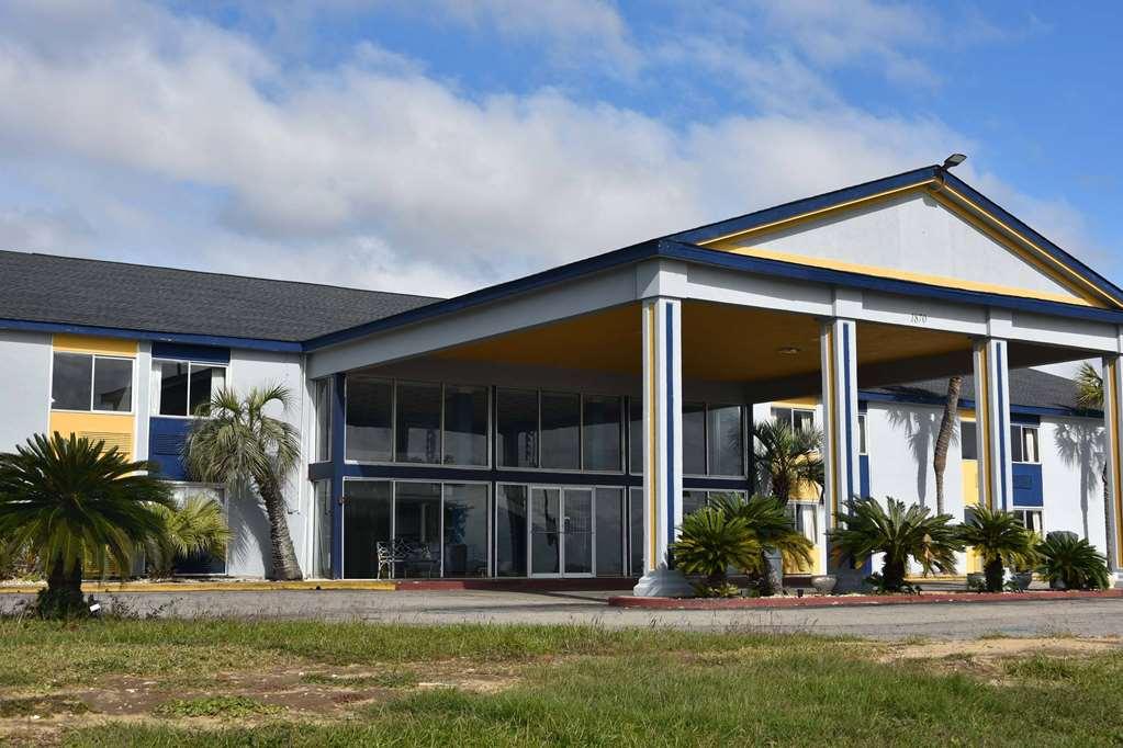 Super 8 By Wyndham Biloxi Motel Екстериор снимка