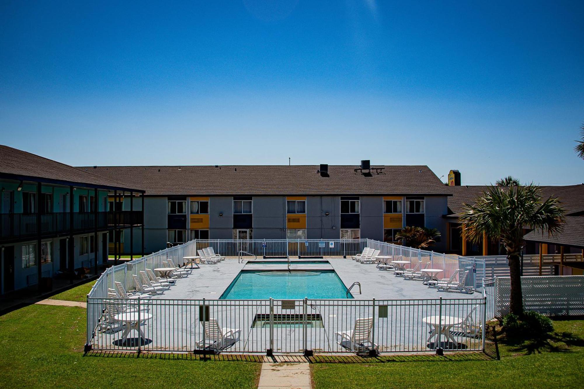 Super 8 By Wyndham Biloxi Motel Екстериор снимка