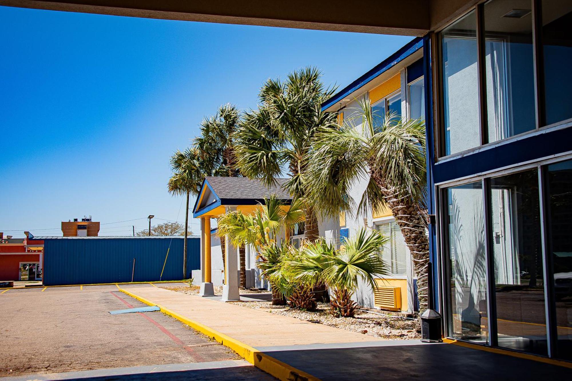 Super 8 By Wyndham Biloxi Motel Екстериор снимка