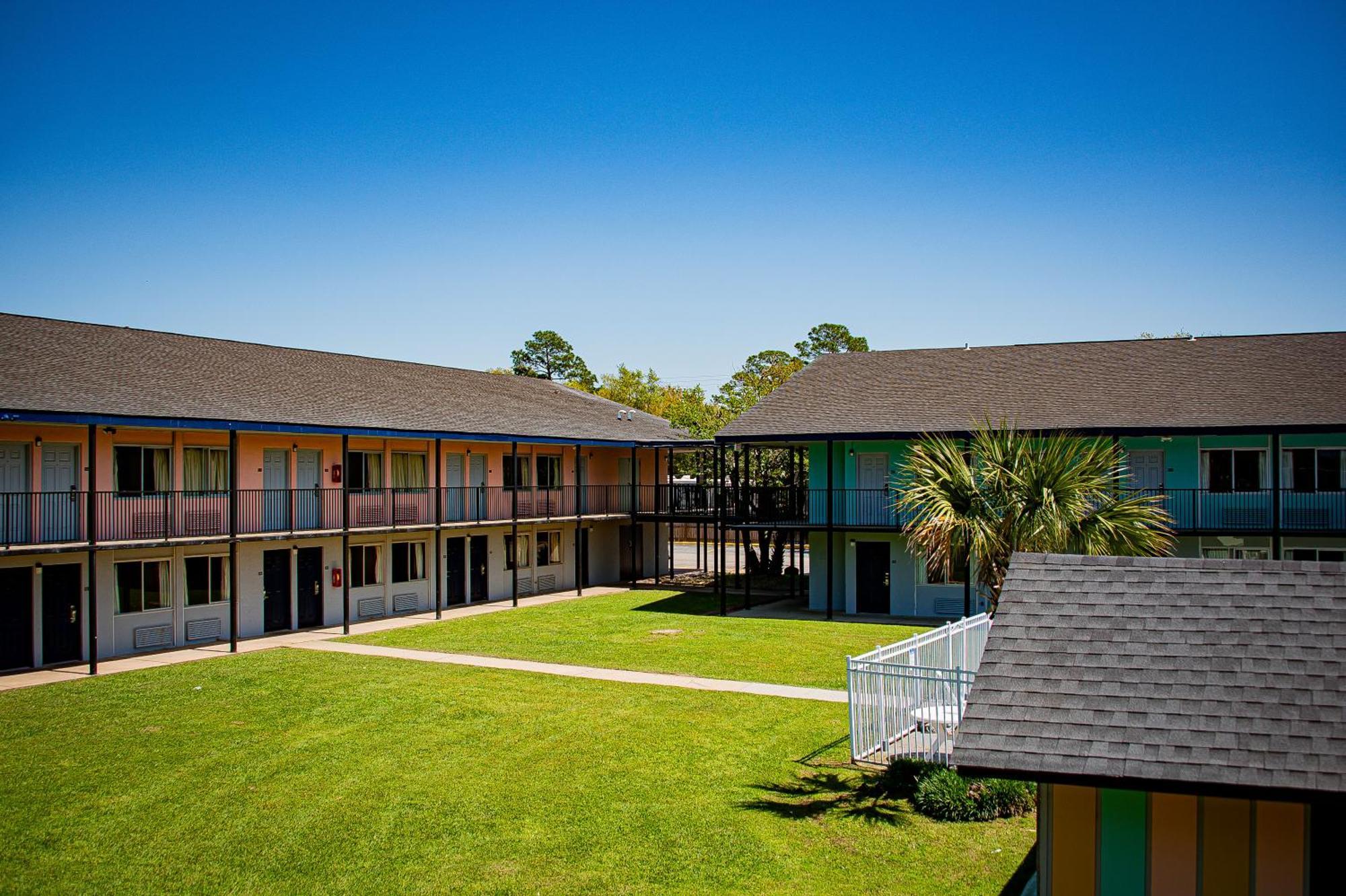 Super 8 By Wyndham Biloxi Motel Екстериор снимка