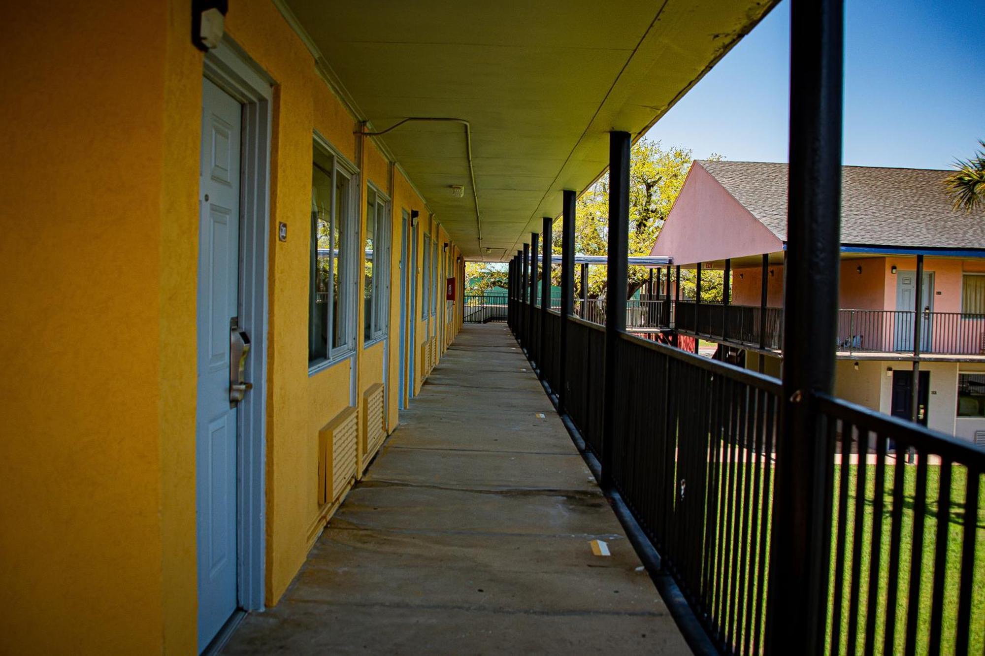 Super 8 By Wyndham Biloxi Motel Екстериор снимка