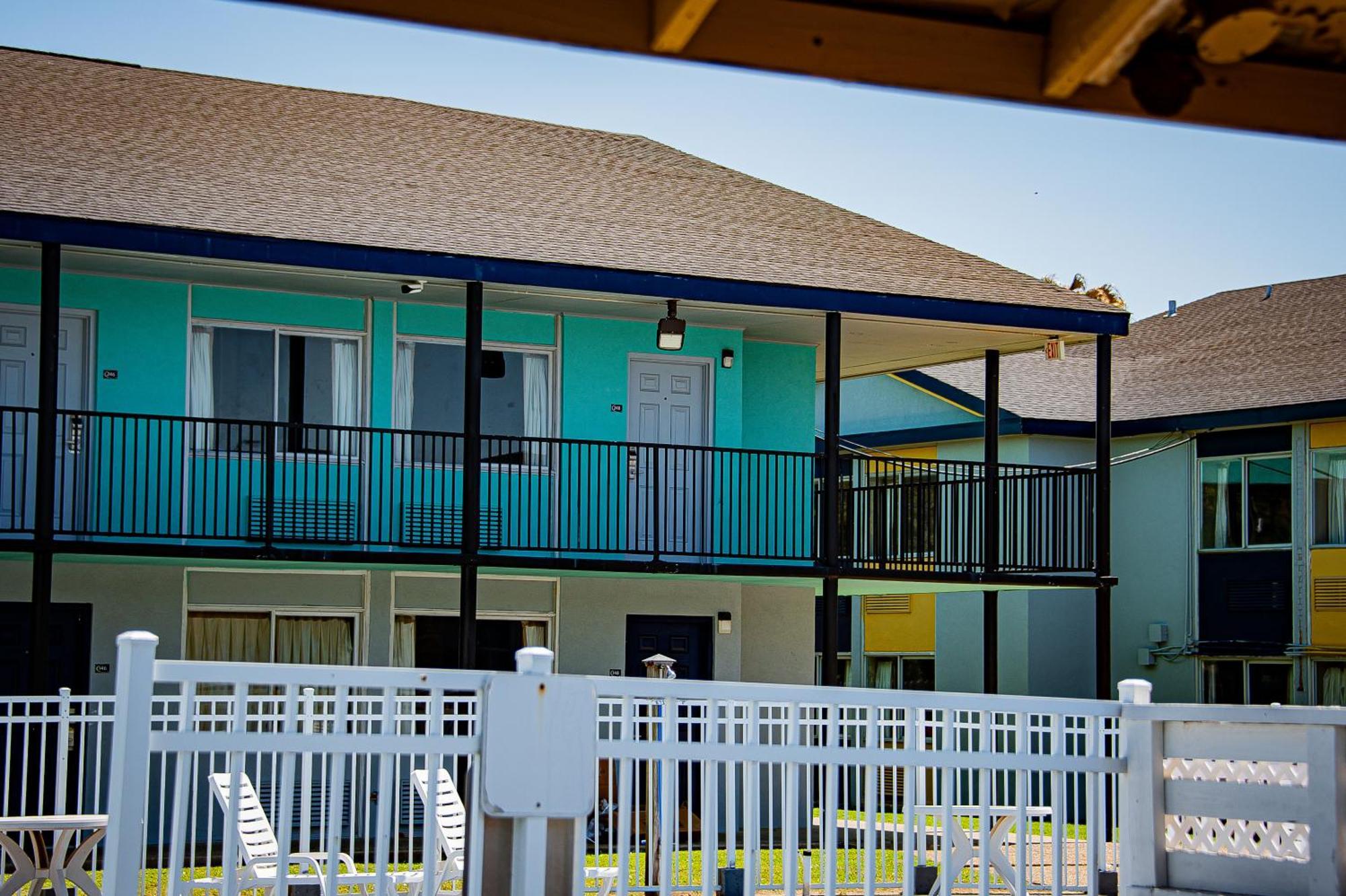 Super 8 By Wyndham Biloxi Motel Екстериор снимка