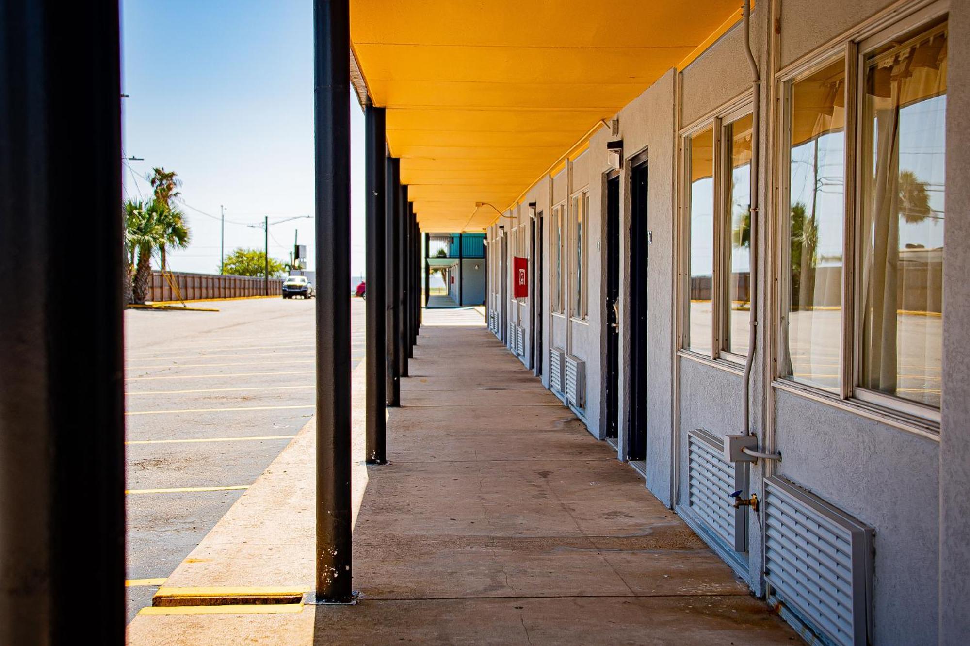 Super 8 By Wyndham Biloxi Motel Екстериор снимка