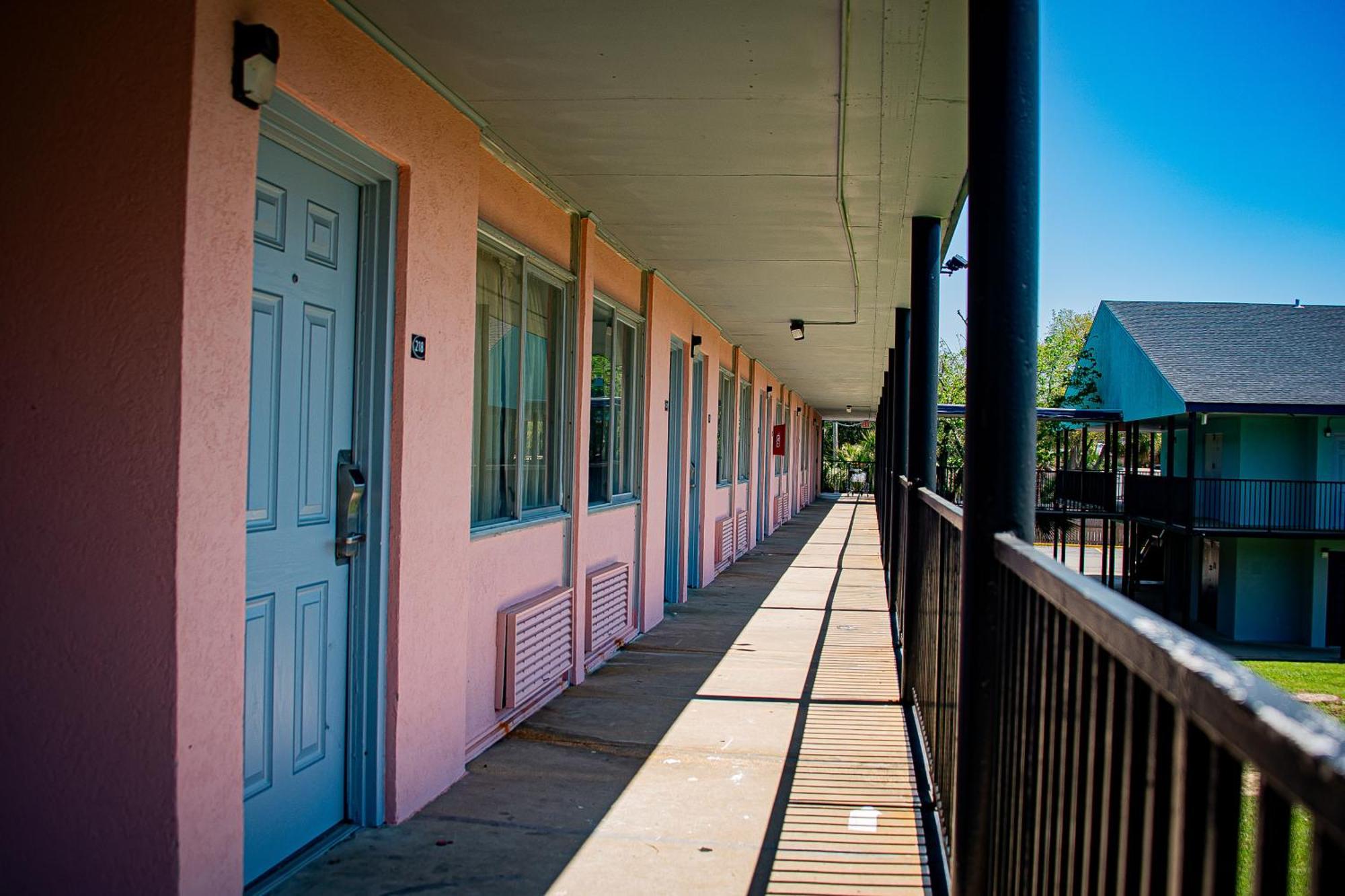 Super 8 By Wyndham Biloxi Motel Екстериор снимка