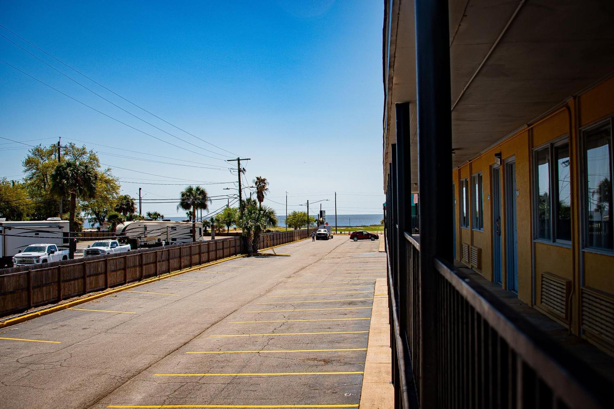 Super 8 By Wyndham Biloxi Motel Екстериор снимка